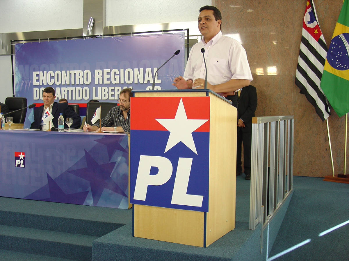 Souza Santos (ao microfone) participa do encontro regional do Partido Liberal, em Sorocaba<a style='float:right;color:#ccc' href='https://www3.al.sp.gov.br/repositorio/noticia/03-2008/SOUZA SANTOS LIBERAL.jpg' target=_blank><i class='bi bi-zoom-in'></i> Clique para ver a imagem </a>